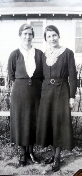 1942 Agnes Knox & Blanche Chappell in Black Stockings
From the early 1900’s to sometime in the 1940's and into the 1950s in some areas,
professing women were expected to wear black stockings.
This peculiarity resulted in their church being nicknamed
The Black Socks and The Black Stocking Church. Black Stockings #2.jpg