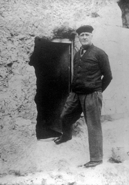 Irvine William at tomb okay.jpg