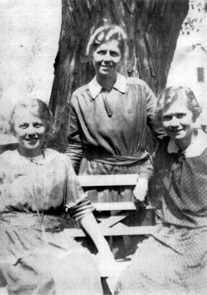 Hawkins, Bessie, Ida & Leah .JPG