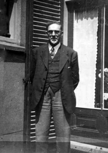 Frank van der Merwe
Frank van der Merwewas from South Africa,
He pioneered the Netherlands in 1923 with
Willie Smeenk and became its Overseer.
van der Merwe, Frank 2 Big.jpg