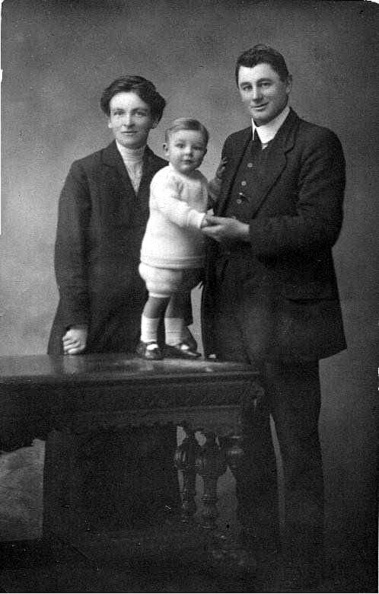 Smith, Annie w:husband and child    