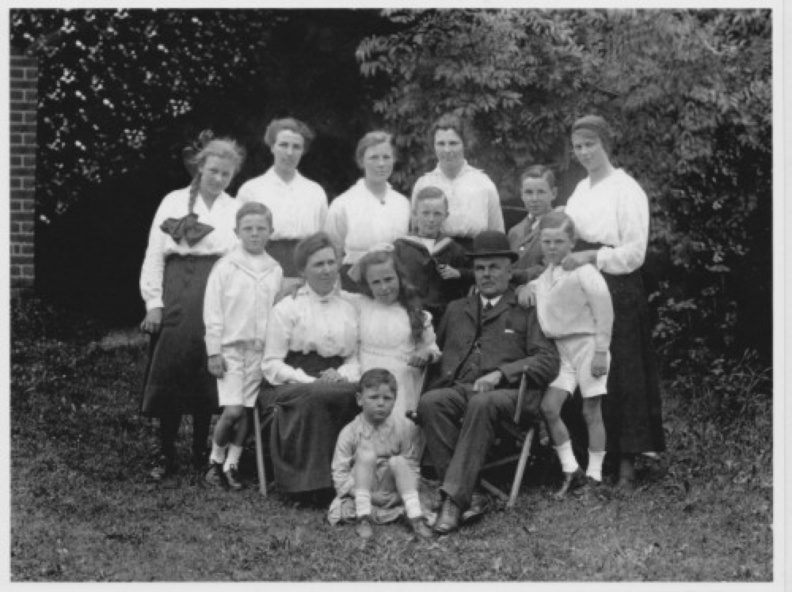 Agnes (Irvine) Freebairn 1914   x4.jpg