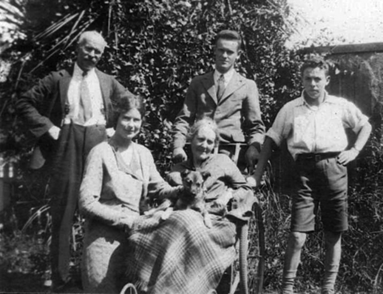 Edward Cooney's brother, Fred and wife Millie (seated)
along with sons, Bill & Arthur, and daughter Violet
Cooney, Fred Family x4.jpg